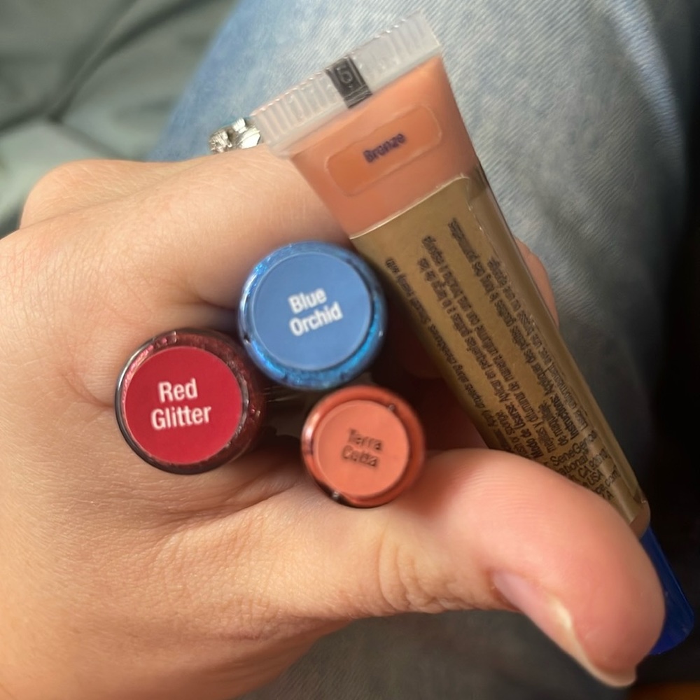 2 lipgloss, one mini lipscense, one blush bundle